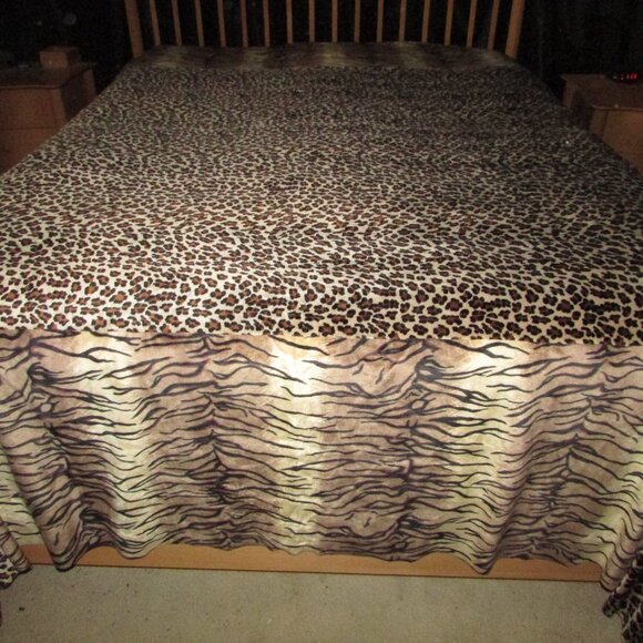 Textured Animal Print Bedspread Coverlet + Accent Pillow Cover - King Size - Picture 3 of 15